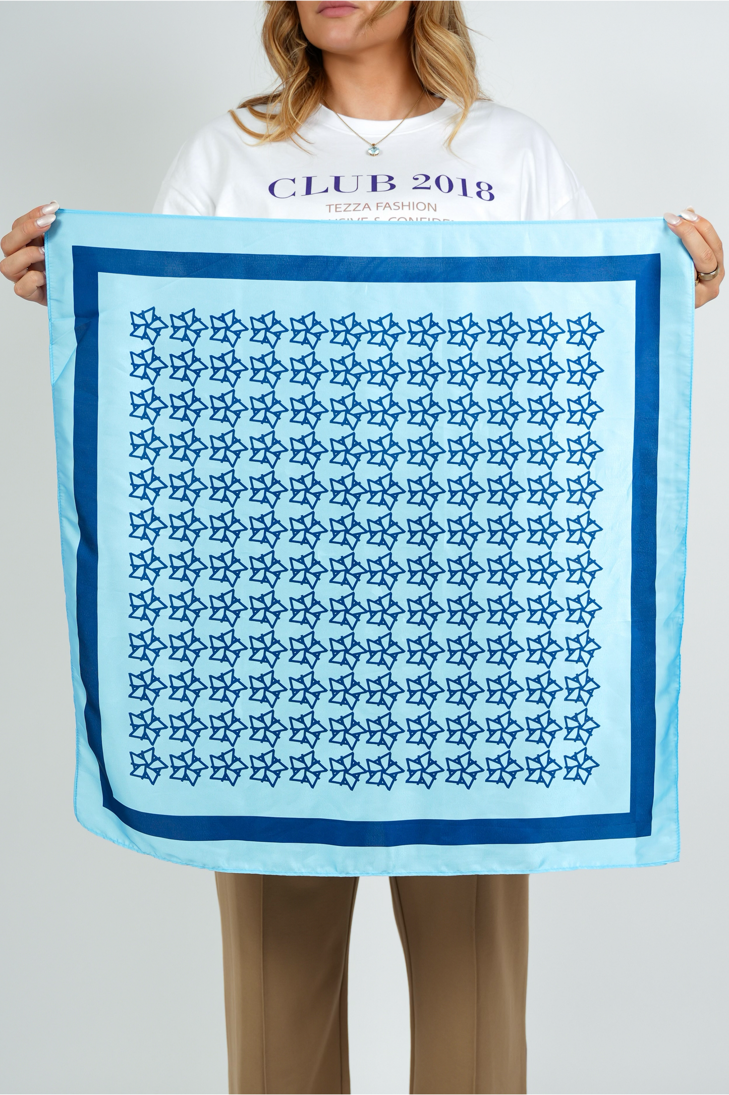 Satijnen Sjaal – Lichtblauw/Navy | FW25